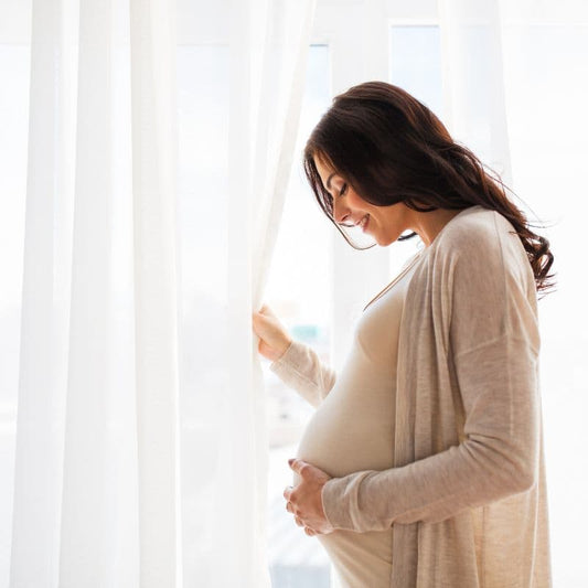 Traiter la chute de cheveux post-partum : Conseils essentiels pour une chevelure éclatante après la grossesse